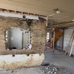 de doorkijk van de woonkamer naar de oude keuken